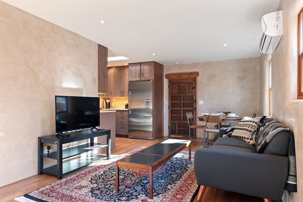 House (Apricot - Light-Filled Modern Update ) photo 2
