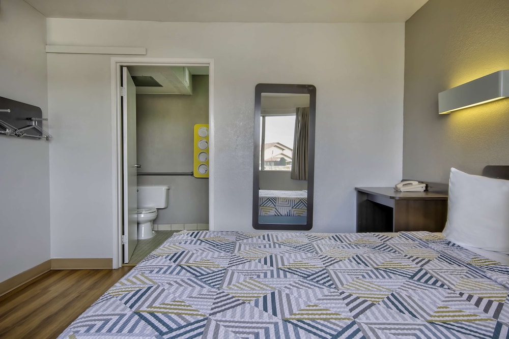 Standard Room, 1 Double Bed, Accessible, Non Smoking photo 1