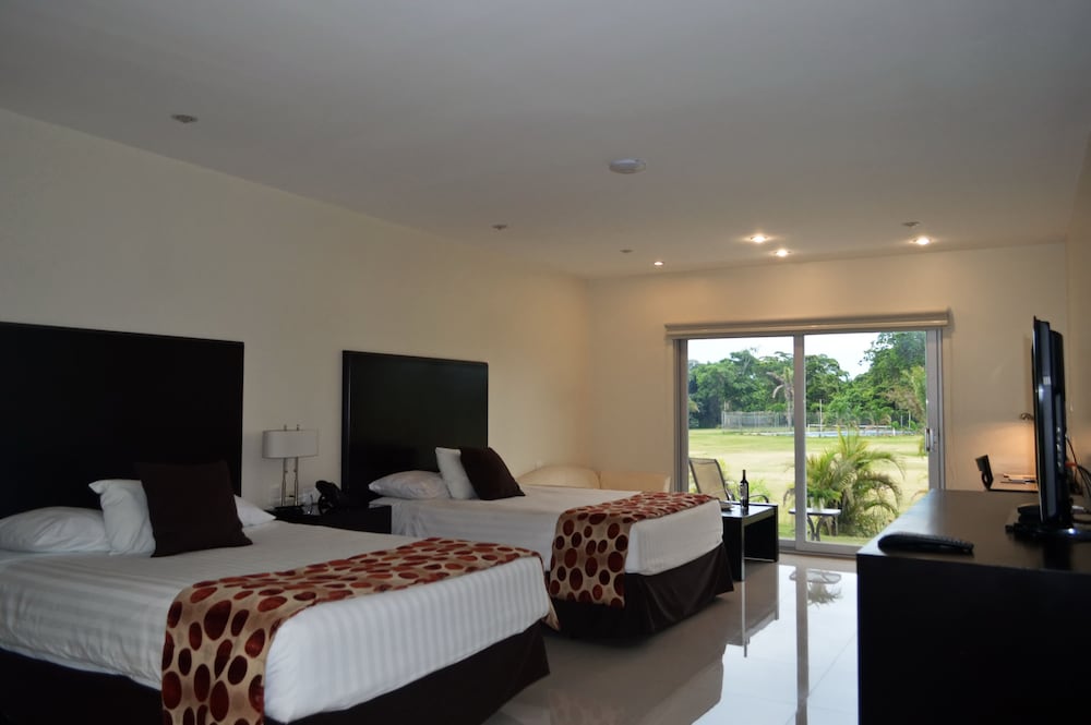 Premium Suite, 2 Queen Beds, Pool View photo 3