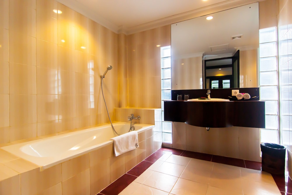 Deluxe Room, Terrace, Poolside - Photo 8