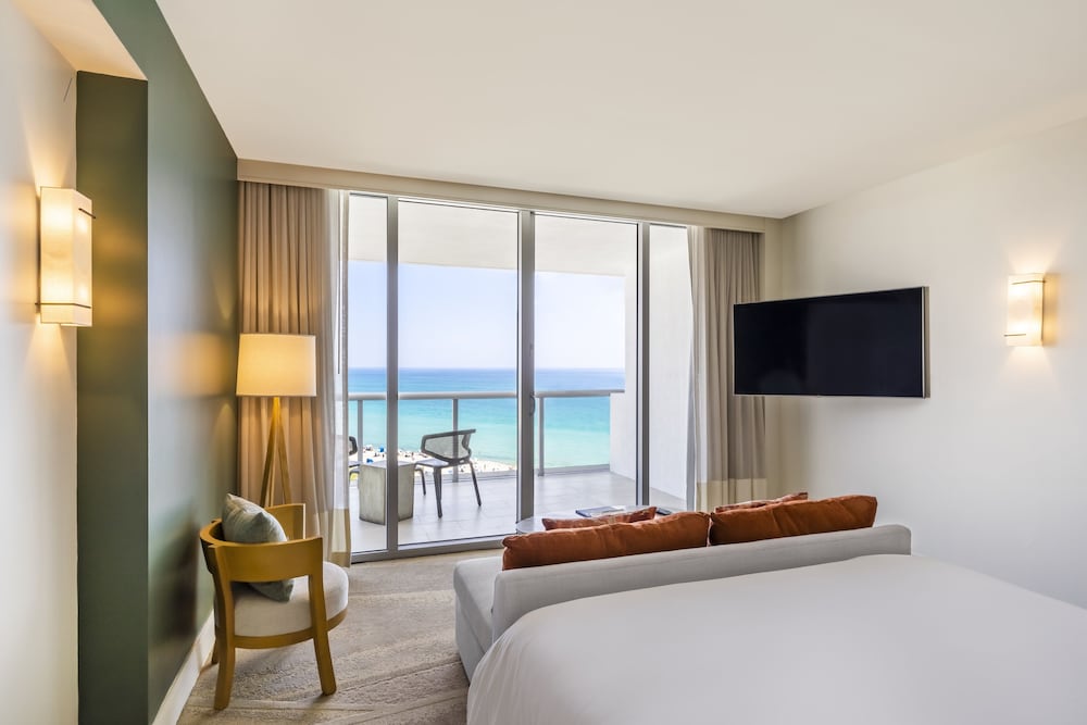 Ocean View Junior Suite King with Balcony Accessible photo 1