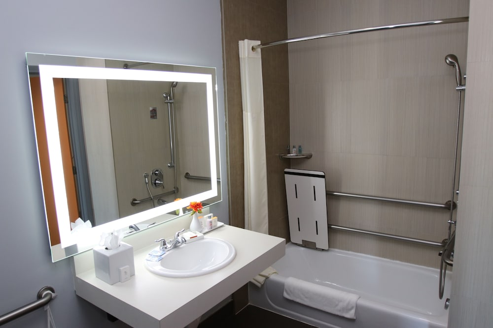 Basic Room, 1 King Bed, Non Smoking - Photo 6