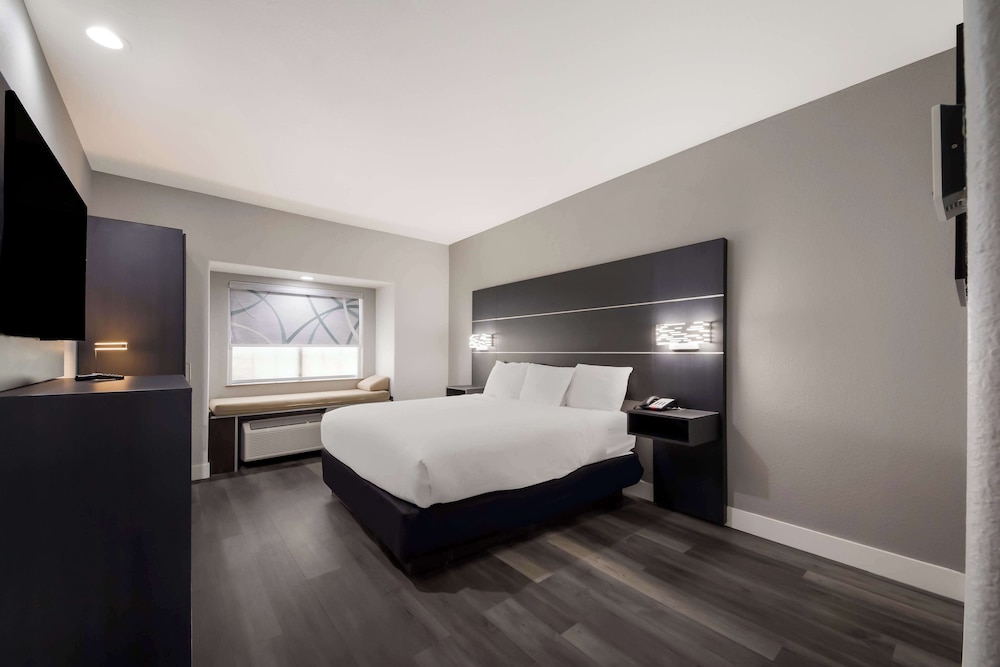 Standard Room, 1 King Bed, Non Smoking, Refrigerator & Microwave - Photo 1