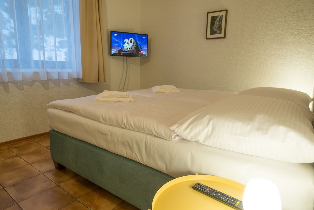 Deluxe Room, 1 Queen Bed, Ground Floor photo 2