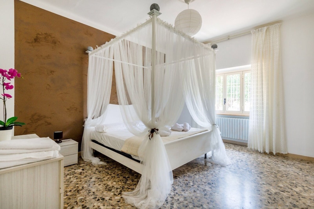Double Room, Shared Bathroom (Sole)