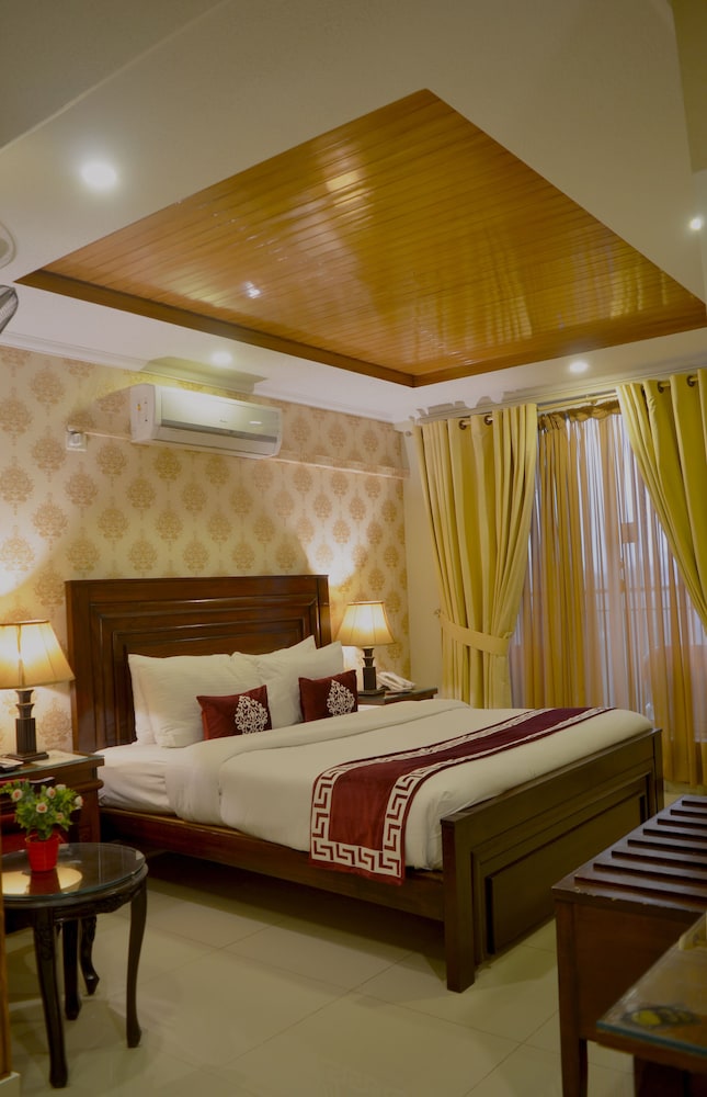Club Double Room, 1 King Bed, Mountain View