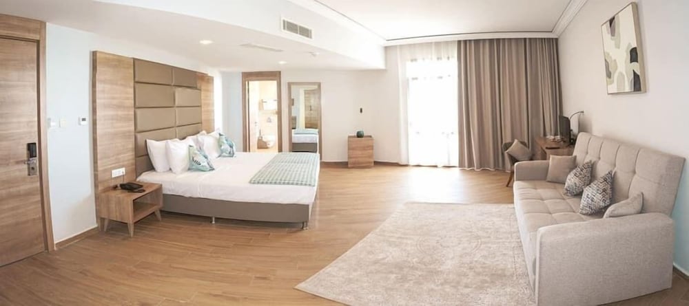 Family Room, Balcony photo 2