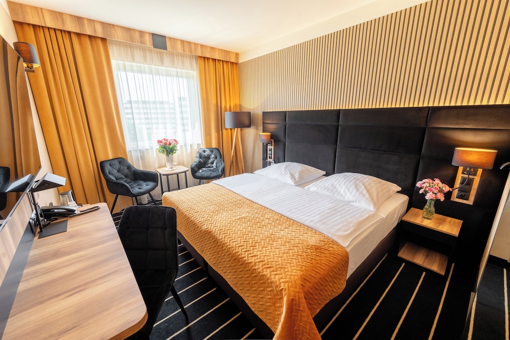 Business Double Room, 1 Queen Bed - Photo 2
