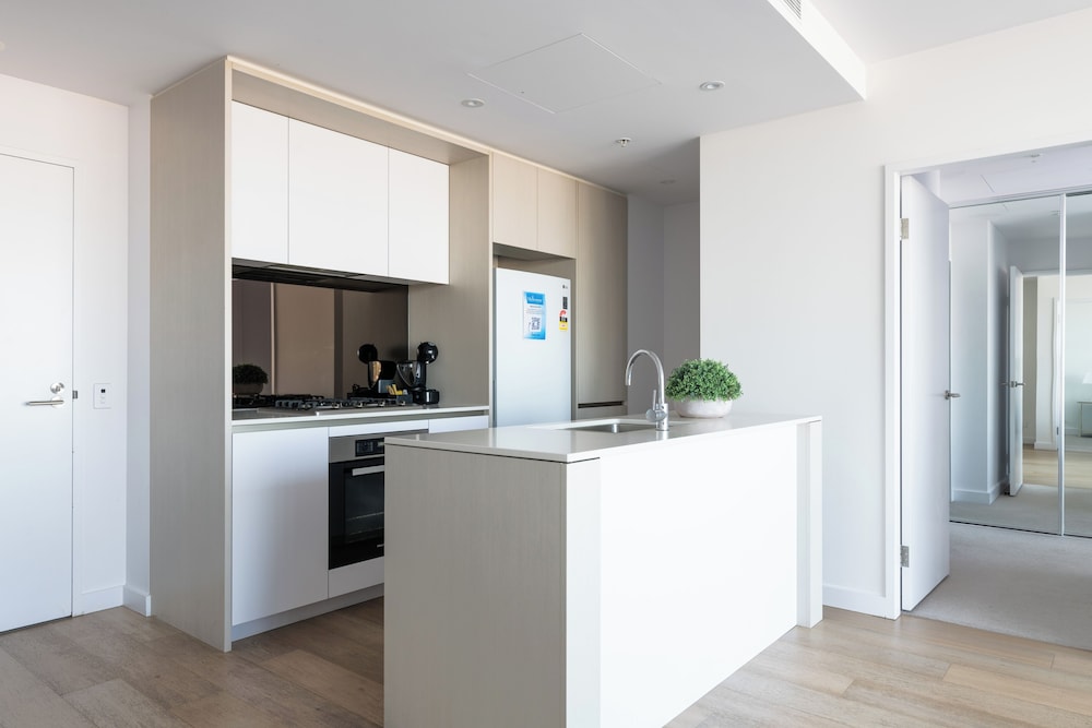 Two-Bedroom Two-Bathroom Apartment with Yarra Views - Photo 11