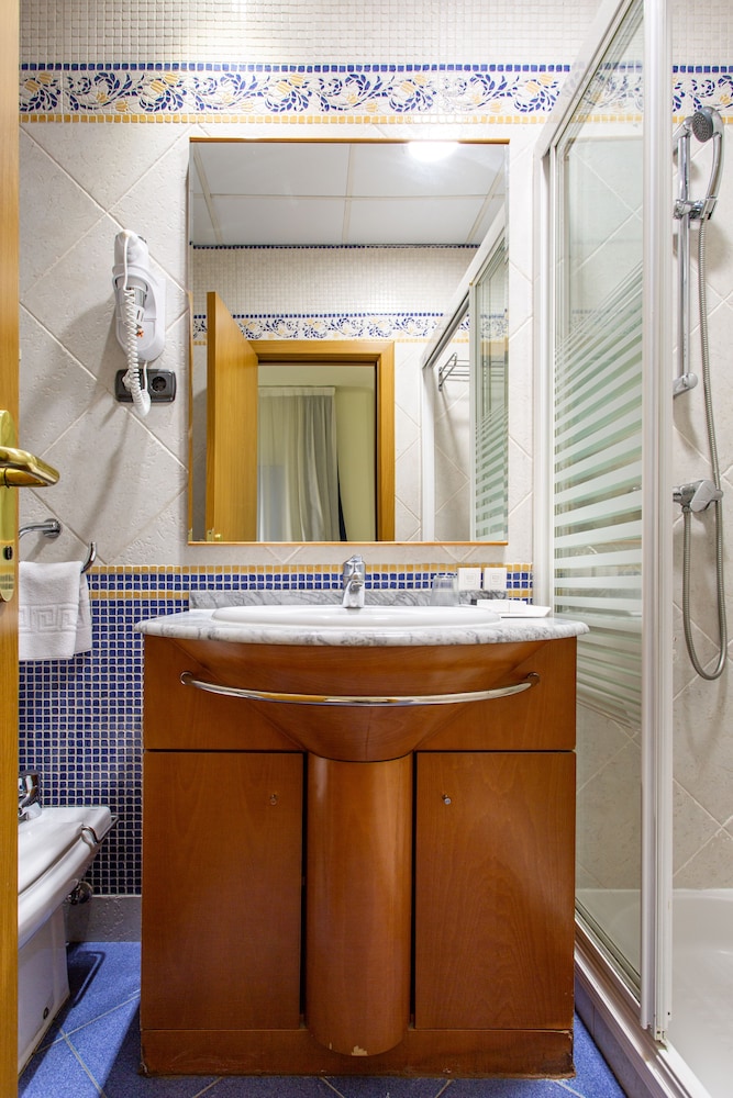 Double or Twin Room (Interior) - Photo 7