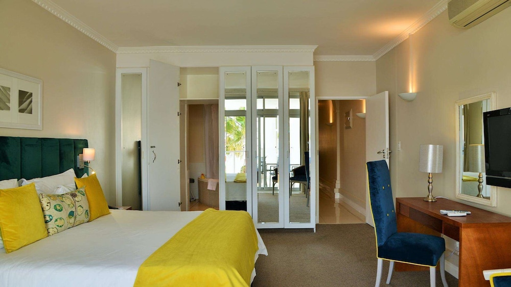 Suite, 2 Bedrooms - Photo 13