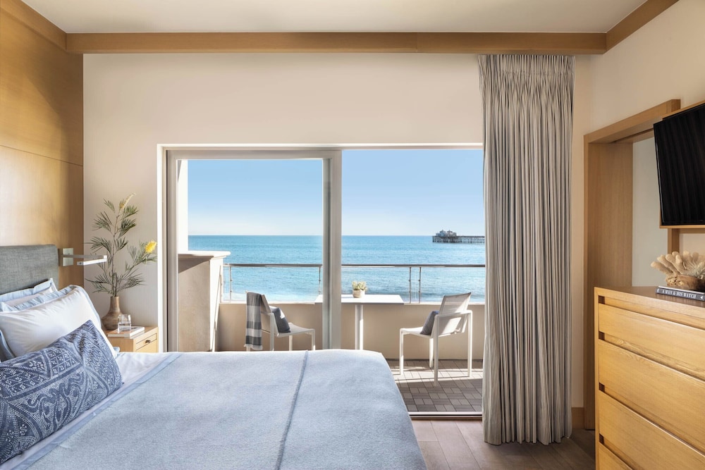 Junior Suite, 1 King Bed, Balcony, Oceanfront (Fireplace) photo 2