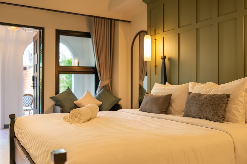 Superior Room, 1 King Bed, Non Smoking, Pool View - Photo 6