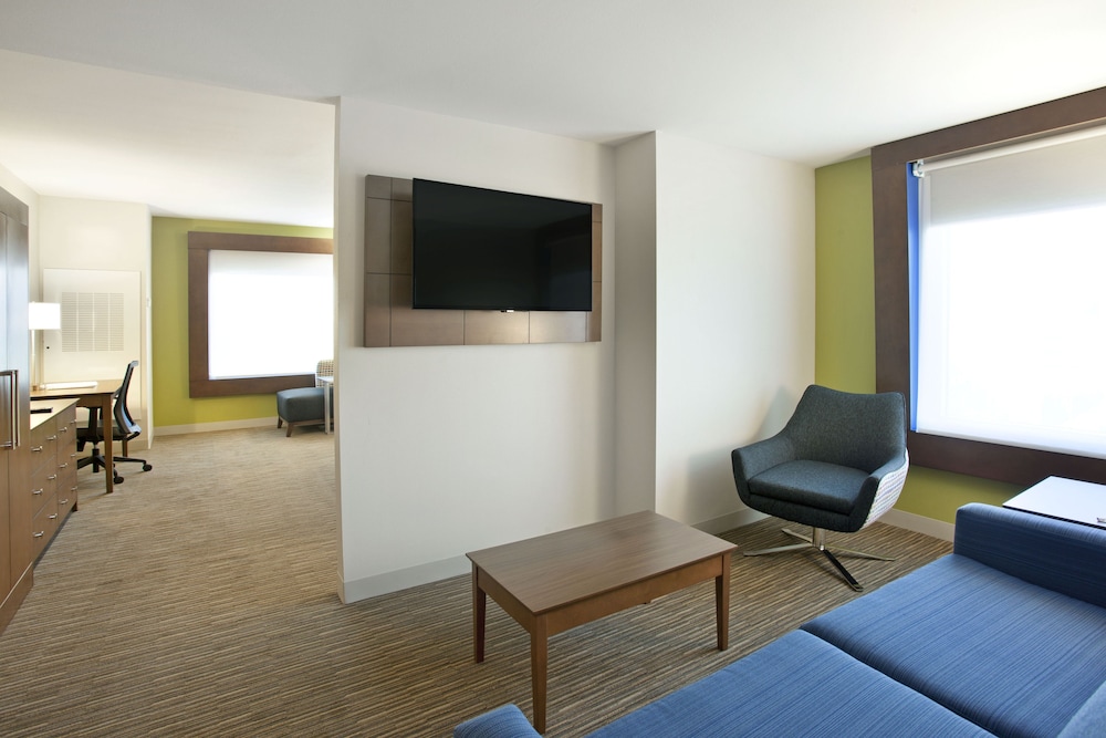 Standard Room, 1 King Bed, Accessible (Comm, District View) thumbnail 5