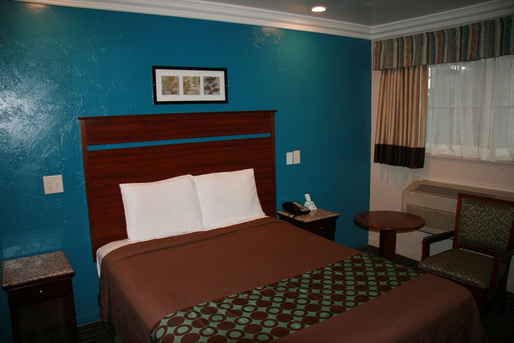 Deluxe Room, 1 Queen Bed photo 2