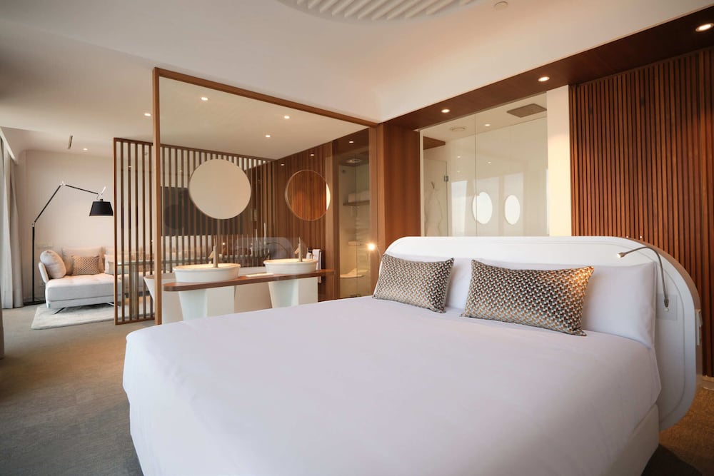 Signature Suite - Photo 3