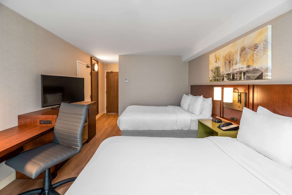 Deluxe Room, 2 Queen Beds, Refrigerator, Ground Floor - Photo 4