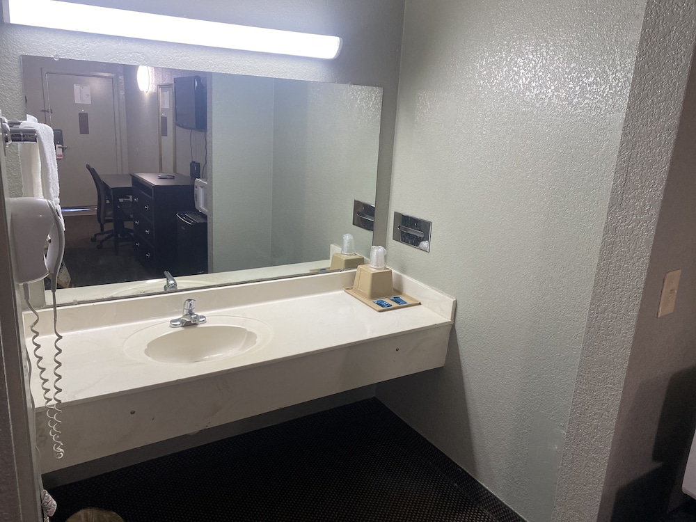 Standard Single Room, 1 King Bed, Non Smoking - Photo 3