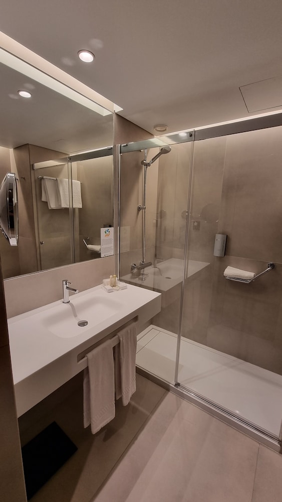 Standard Twin Room - Photo 2