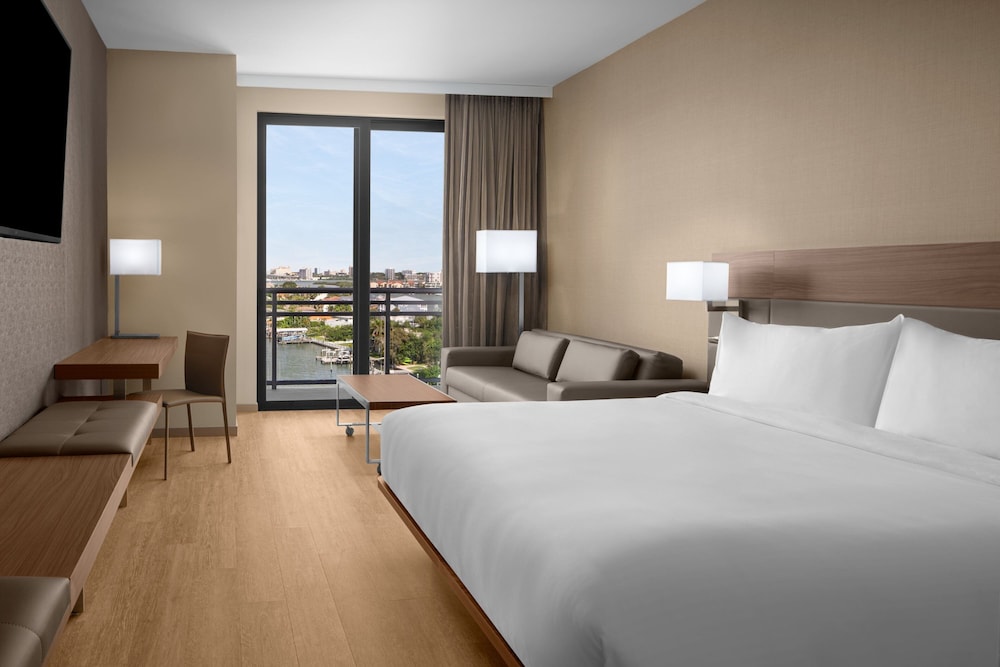 Room, 1 King Bed, Balcony - Photo 2