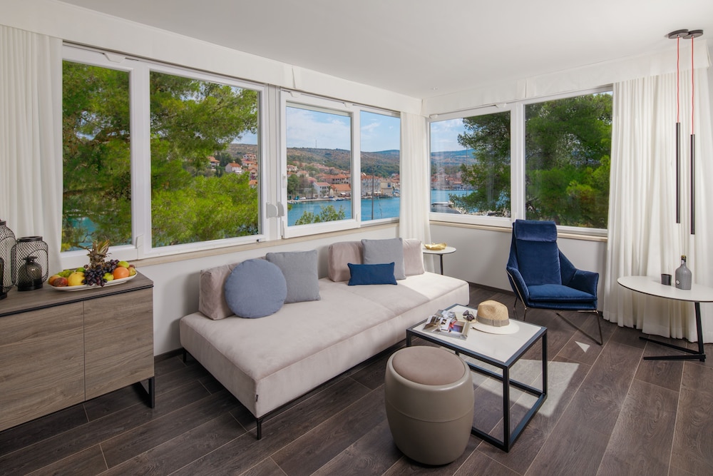 Luxury Suite, 1 Bedroom, Balcony, Sea View photo 1