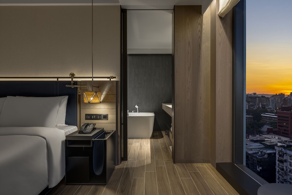 Suite, 1 King Bed - Photo 3
