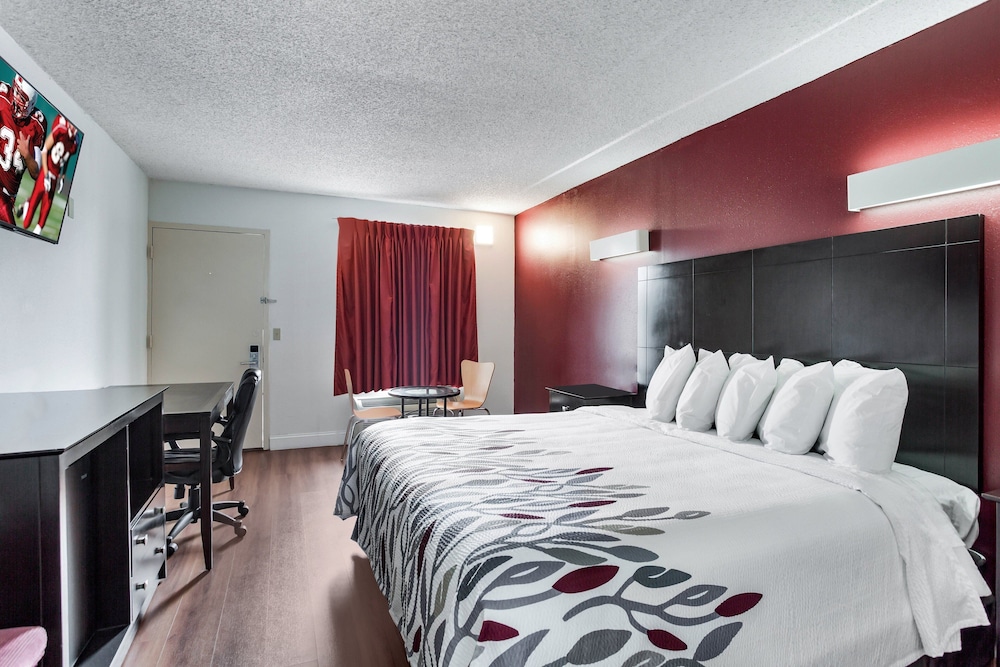 Deluxe Room, 1 King Bed, Smoking photo 2