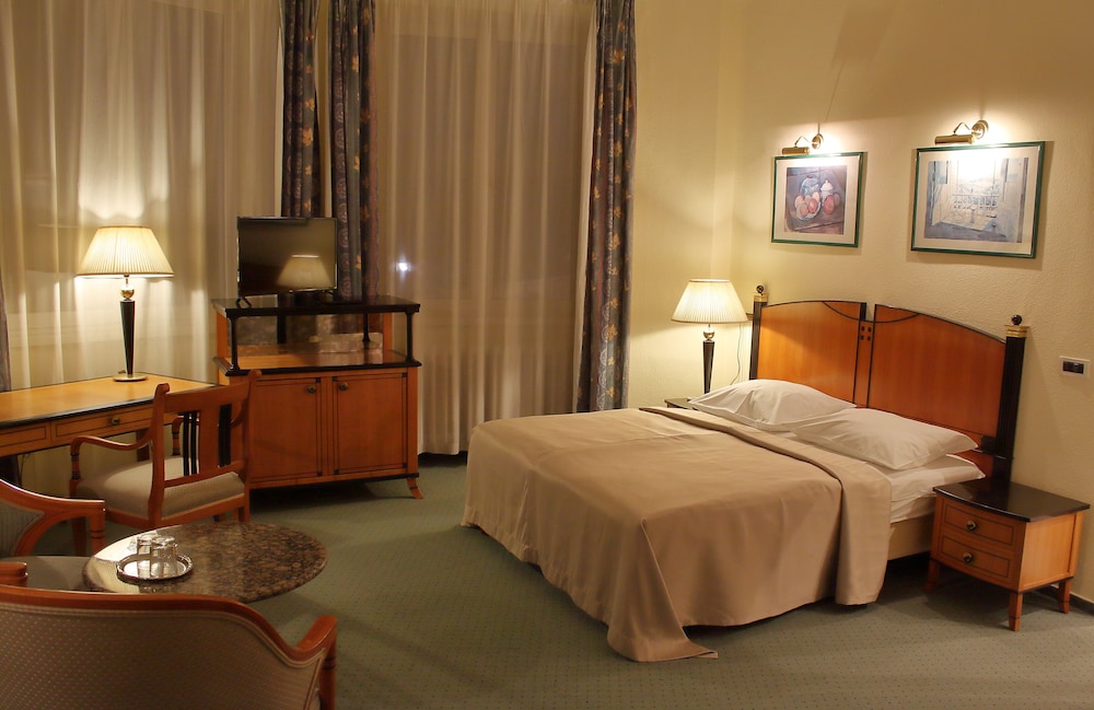 Basic Triple Room, City View
