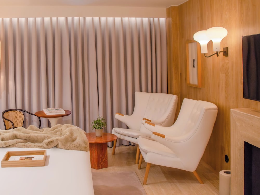 Contemporary Deluxe Room - Photo 5