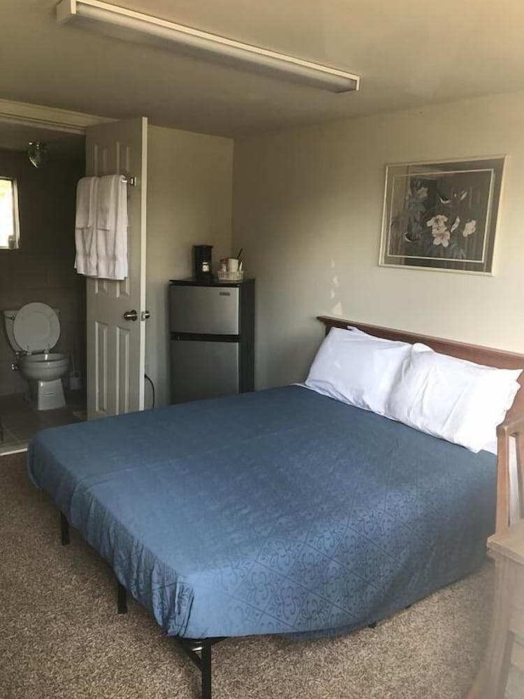 Deluxe Room, 1 Queen Bed, Non Smoking, Mountain View photo 2