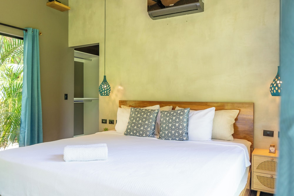 Bungalow, 1 King Bed, Private Pool, Garden View photo 3
