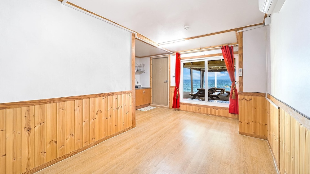 Basic Room, 1 Bedroom (103 (Ocean View))