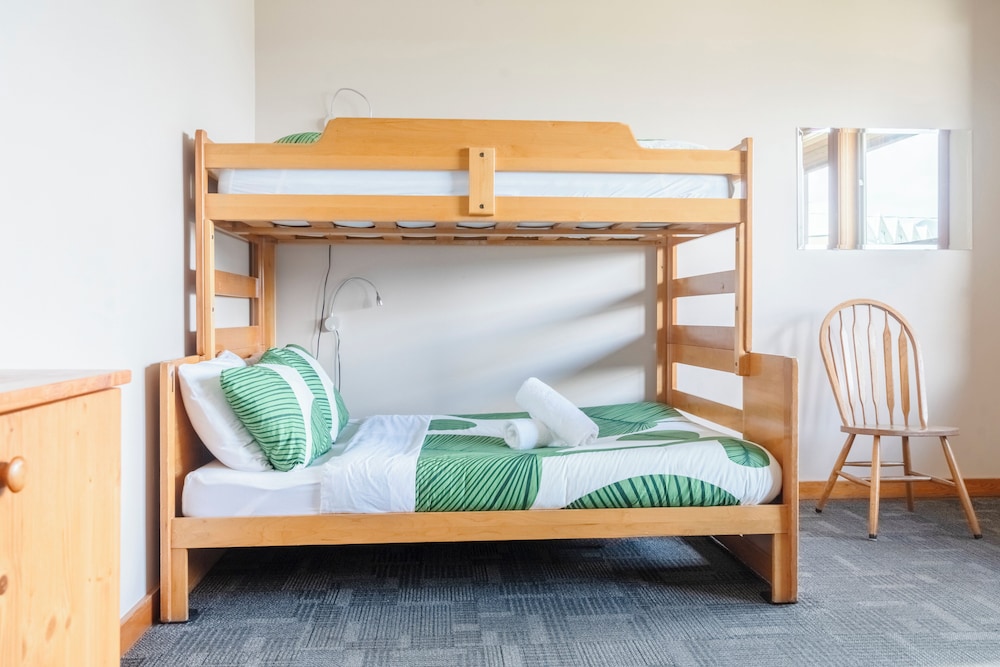 Private room with ocean view, 2-piece bathroom, shared showers - accessible photo 2