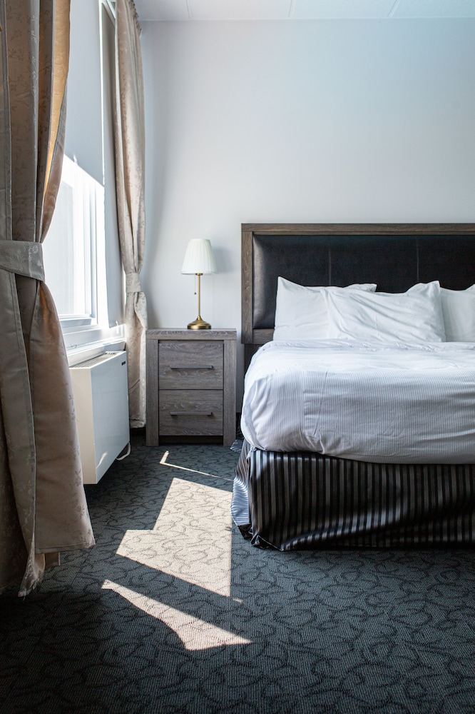 Standard Room, 1 Queen Bed, Lake View