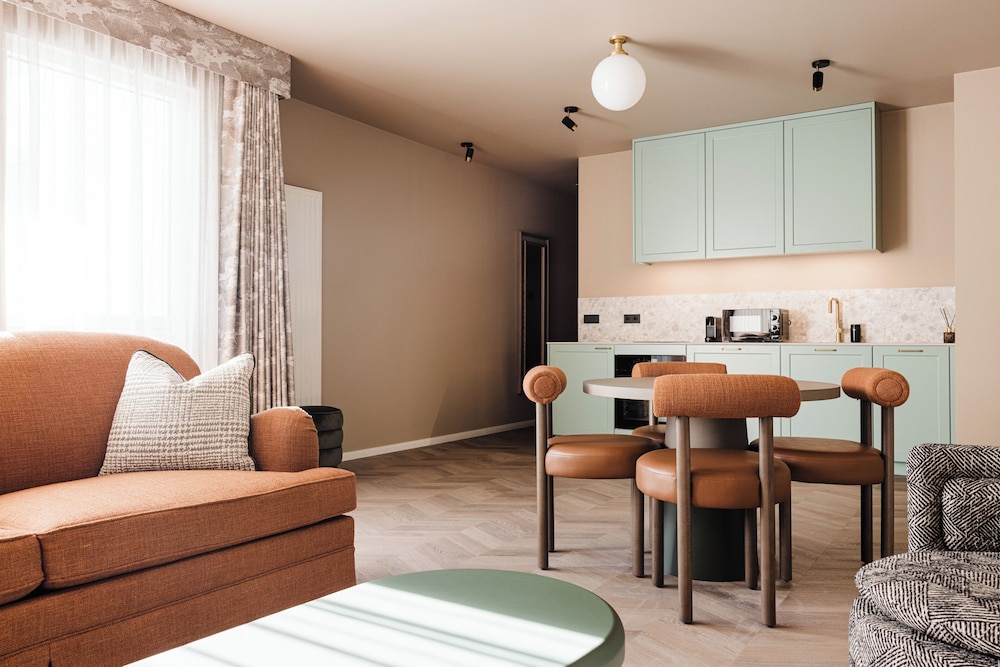 Suite - Photo 1