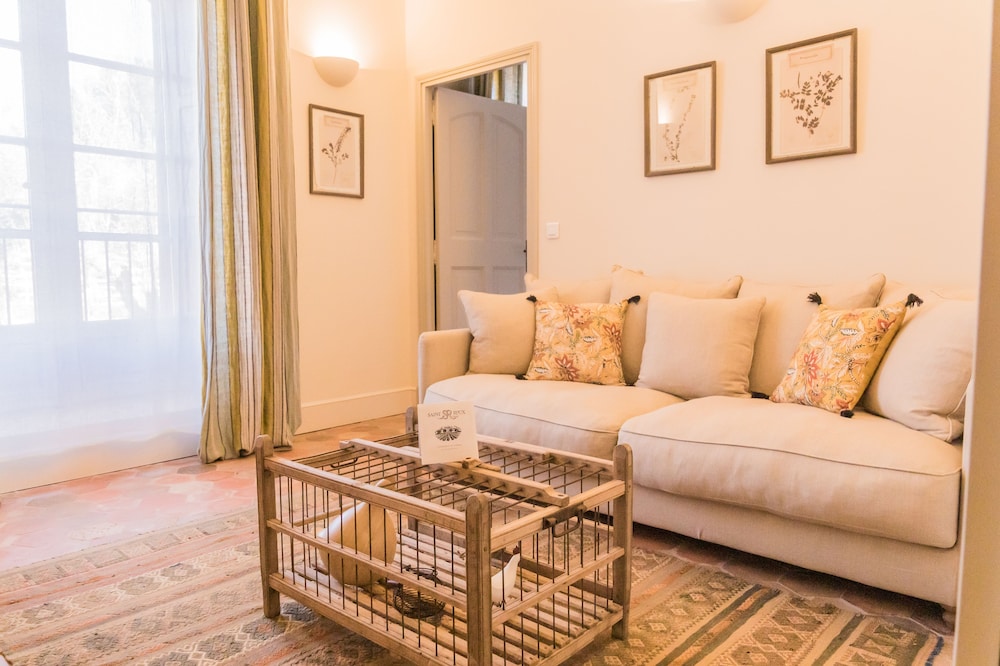 Family Room, 1 Bedroom - Photo 7