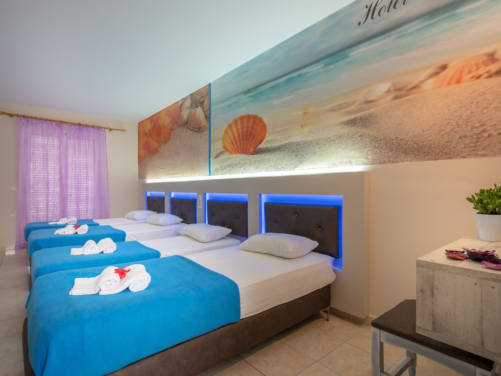 Quadruple Room - Photo 3