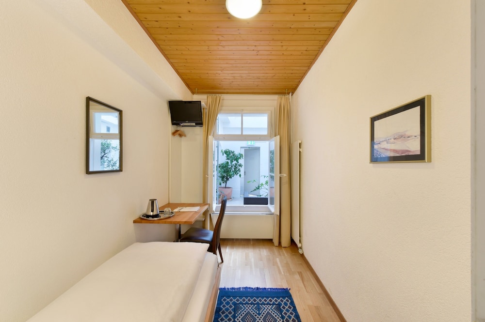 Economy Single Room (External Private Bathroom) photo 1