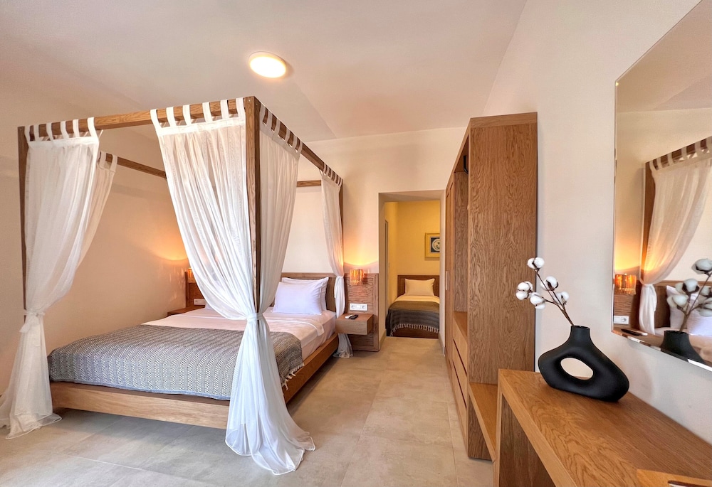 Exclusive Suite, 2 Bedrooms, Patio, Beachside photo 2