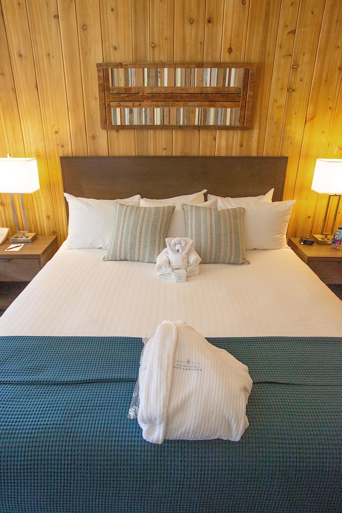 Deluxe Room, 1 King Bed, Pool View photo 1