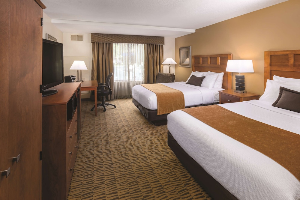 Deluxe Room, Multiple Beds, Non Smoking - Photo 1
