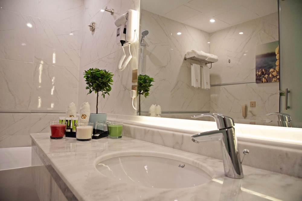 Junior Suite - King - Photo 5