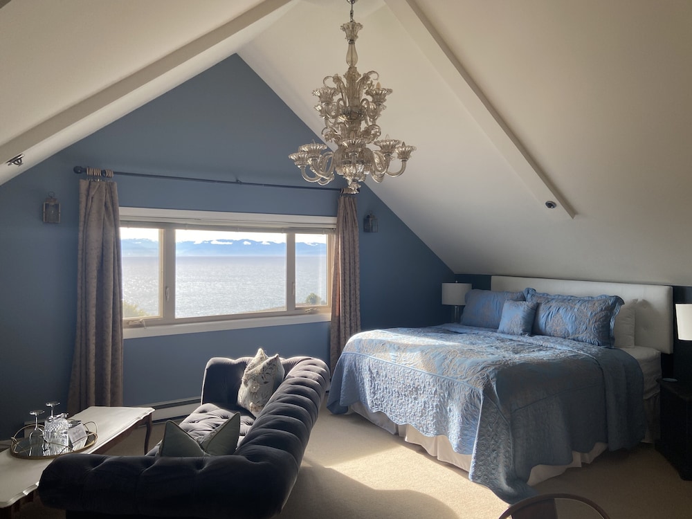 Camelot - Penthouse Room, 1 King and 1 Double Bed photo 2