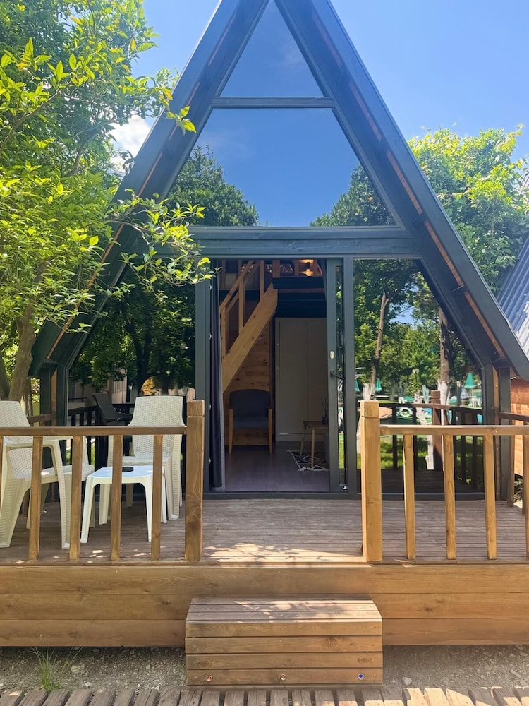 Deluxe Tree House