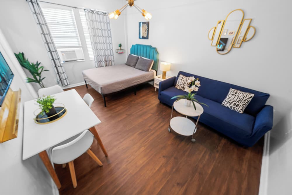 Superior Queen Studio w/ Kitchenette & Futon - Photo 2