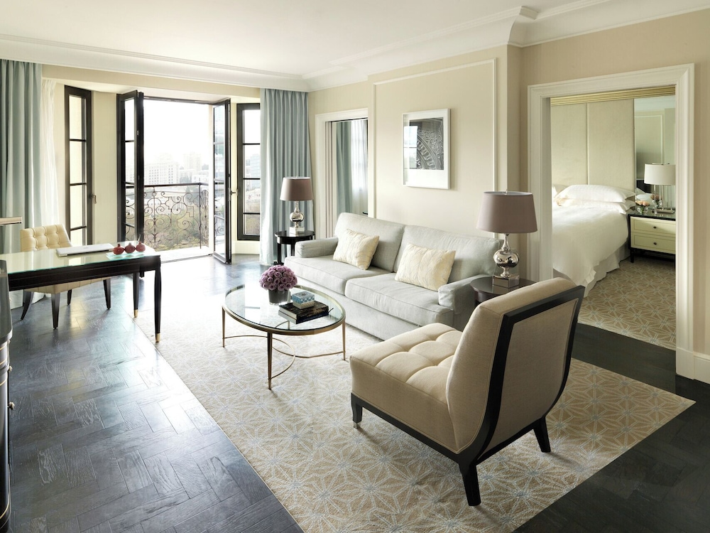 Executive Suite, 1 King Bed, Non Smoking, City View - Photo 2