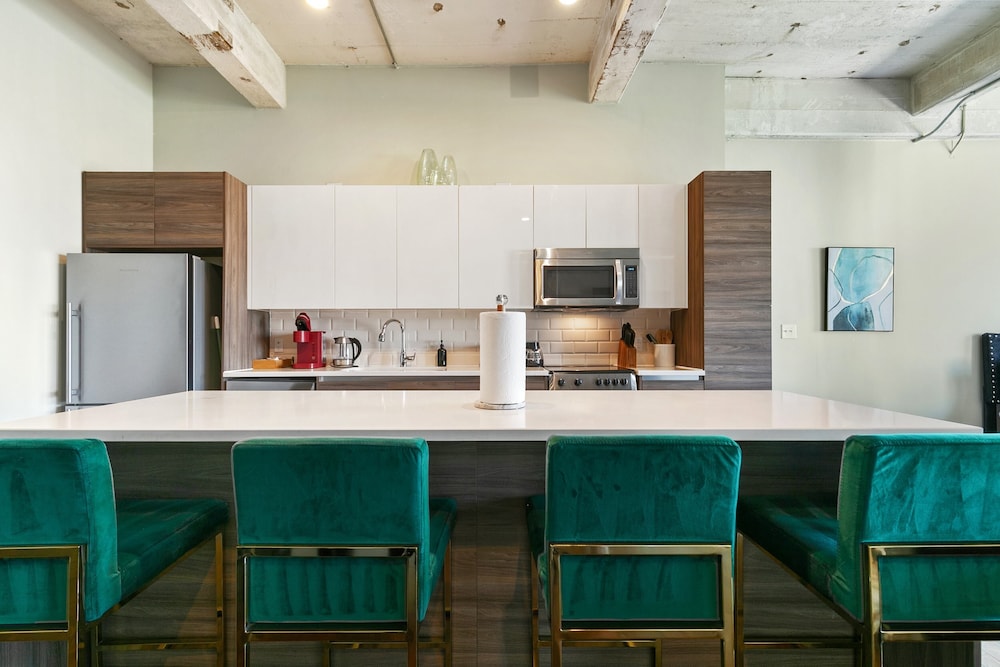Signature Loft, 3 Bedrooms, 2 Bathrooms, City View - Photo 14