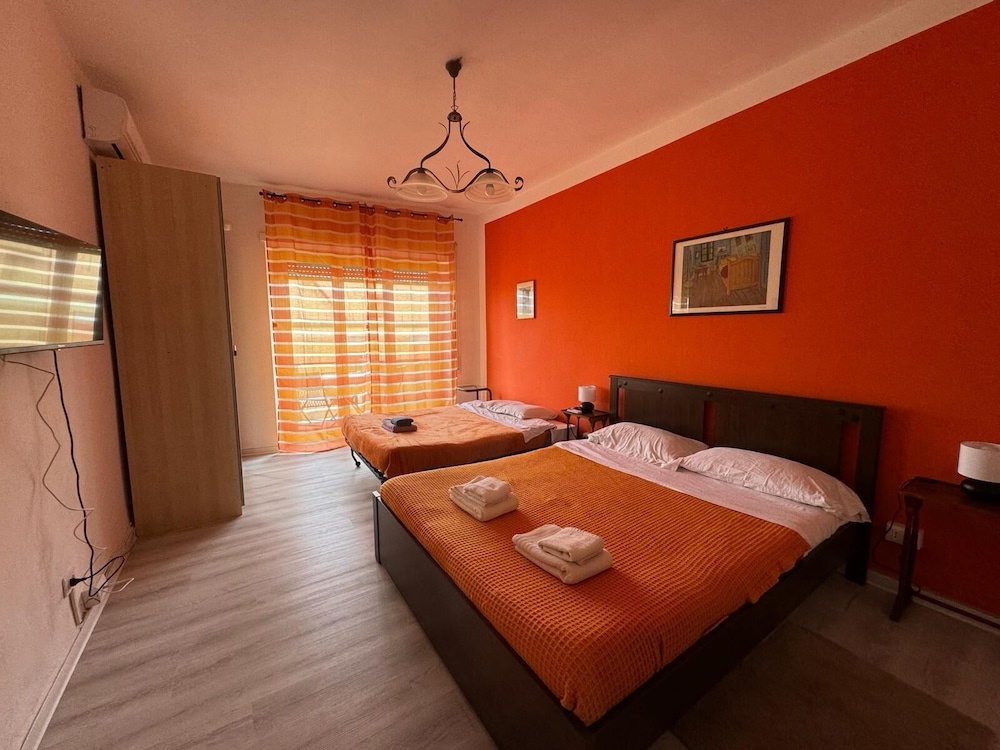 Orange room, family double