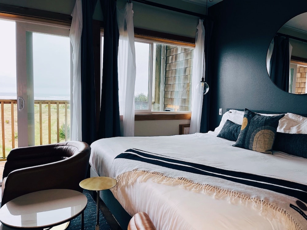 Ocean View Middle Studio 3rd Floor - Adult Only, No Pets