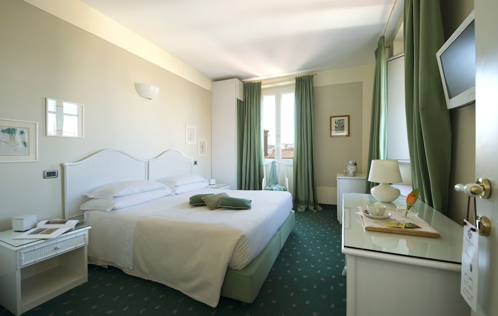 Junior Studio Suite, City View, Tower photo 1